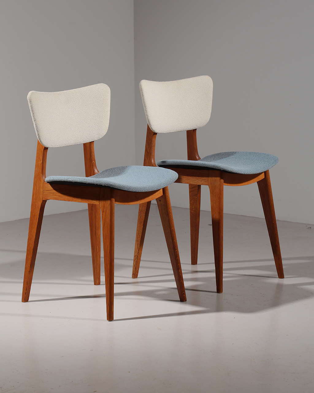Paire de chaises de Roger Landault des années 50 - Modèle 6517 - Édité par Bouvier en 1954 - En chêne massif et tissu bicolore.