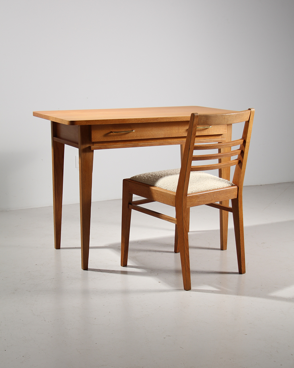 Petite table bureau et sa chaise en chêne de René Gabriel -Édition Lieuvin - Fabricant de meuble à Bernay 27 - Années 50